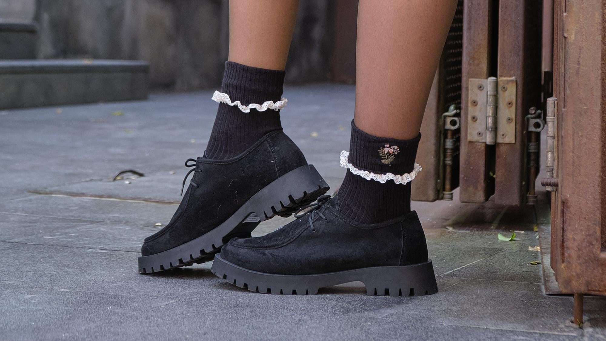 dantelli siyah çorap, nakışlı kısa çorap, kadın soket çorap, kadın çorap, desenli çorap, günlük çorap, loafer uyumlu çorap, sneaker uyumlu çorap, ayakkabı uyumu, Bolero