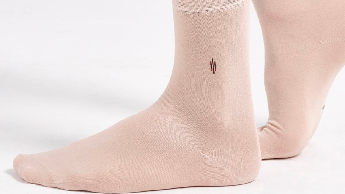 Keten Pantolon Altına Ne Giyilir? Bej Bambu Çoraplarla Ton-Sür-Ton Sanatı, erkek soket çorap, erkek yazlık bambu çorap bej, premium bambu çorap, dikişsiz erkek çorap bej, Bolero bambu çorap, yazlık nefes alan çorap, bej erkek çorap, keten pantolon kombinleri, ton sür ton erkek stil, yazlık erkek çorap