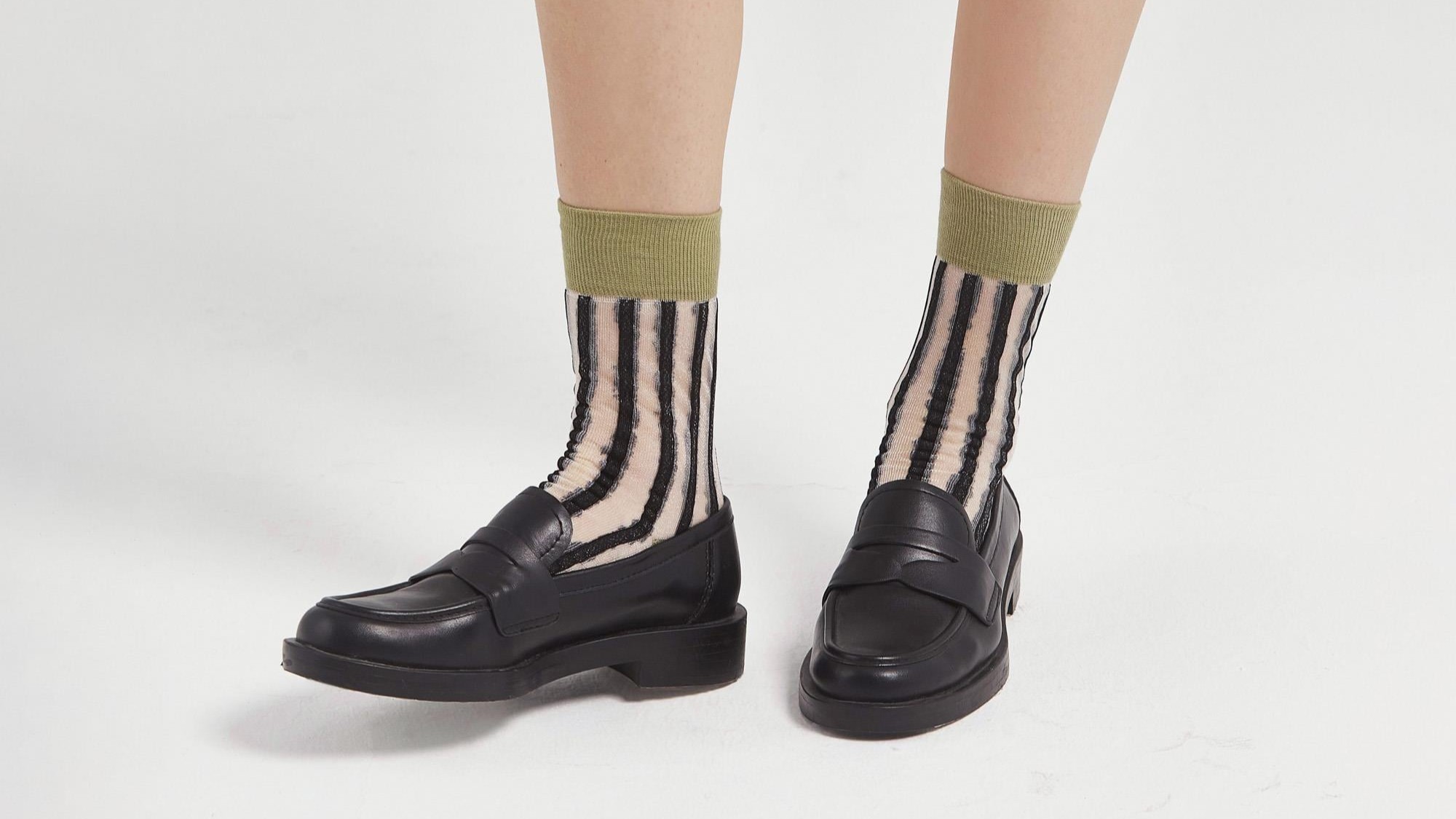 Az Çoktur: Japon Stilini Yansıtan Çizgili Çorap Kombinleri,kadın ince çorap,transparan çorap,çizgili çorap kombinleri,kadın çorap,günlük çorap,minimal stil,grunge stil çorap,loafer çorap uyumu,bot elbise kombinleri,Bolero