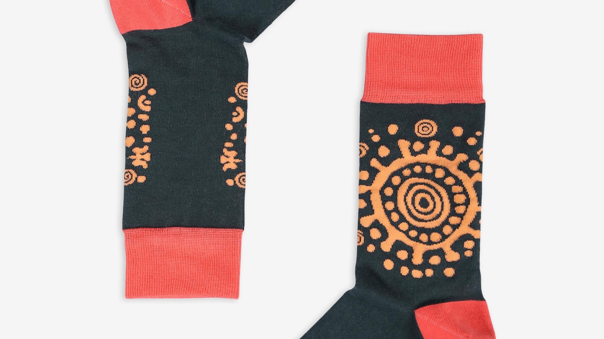 espiral etnik desenli çorap,kadın soket çorap,desenli çorap,kadın çorap kombinleri,günlük çorap,triko kombin,sneaker uyumlu çorap,şehir stili,pamuklu çorap,Bolero