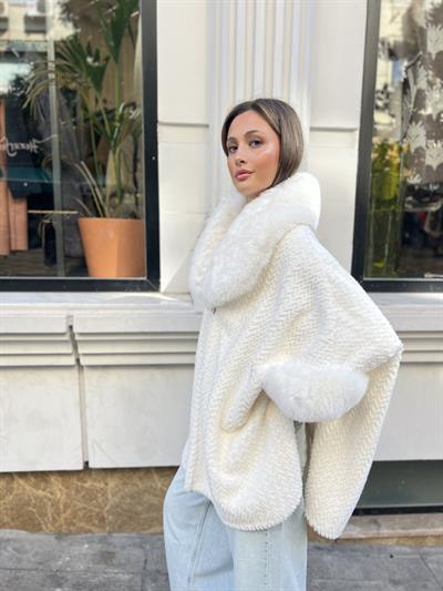 Yaka Ve Kolları Kürk Detaylı Panço Beyaz