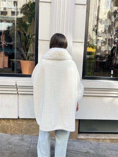 Yaka Ve Kolları Kürk Detaylı Panço Beyaz