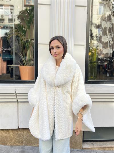 Yaka Ve Kolları Kürk Detaylı Panço Beyaz