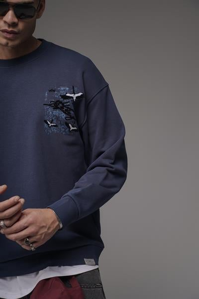 Bisiklet Yaka Sırtı Leylek Baskılı Nakışlı Oversize Kalıp Sweatshirt