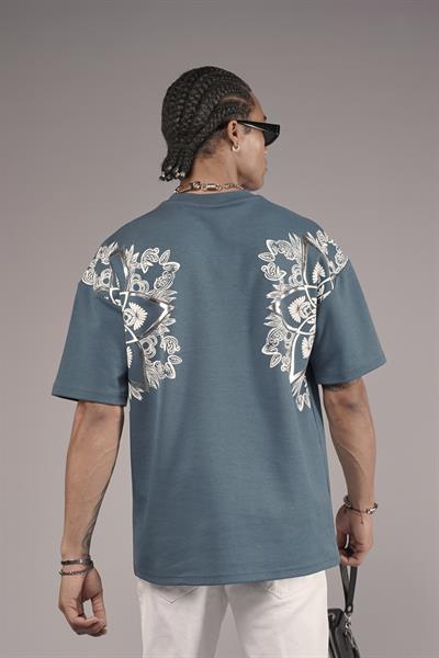 Sırtı Etnik Desenli Baskılı Oversize Kalıp Tişört
