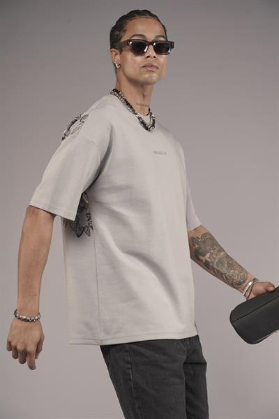 Sırtı Etnik Desenli Baskılı Oversize Kalıp Tişört