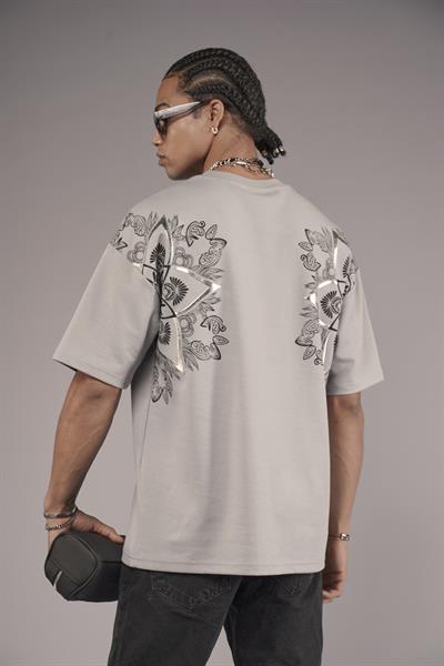 Sırtı Etnik Desenli Baskılı Oversize Kalıp Tişört