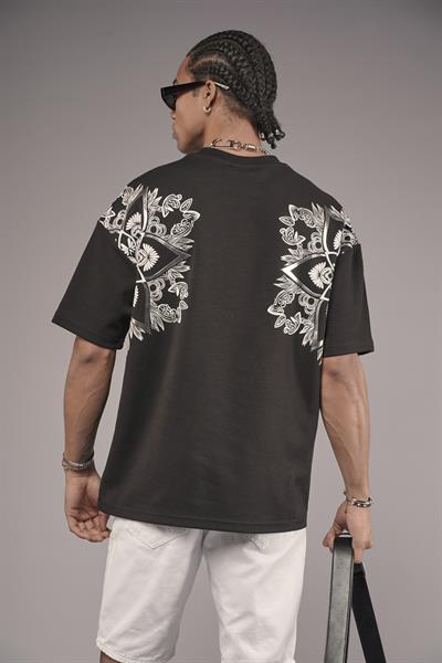 Sırtı Etnik Desenli Baskılı Oversize Kalıp Tişört