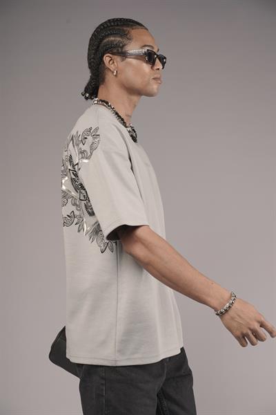 Sırtı Etnik Desenli Baskılı Oversize Kalıp Tişört