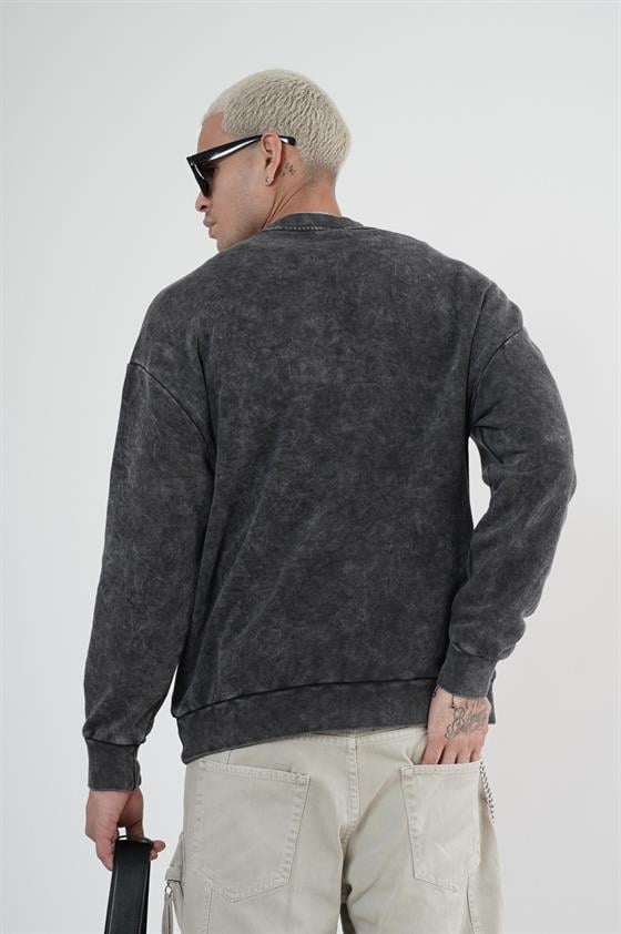 Bisiklet Yaka Yıkamalı Aplikeli Oversize Kalıp Sweatshirt