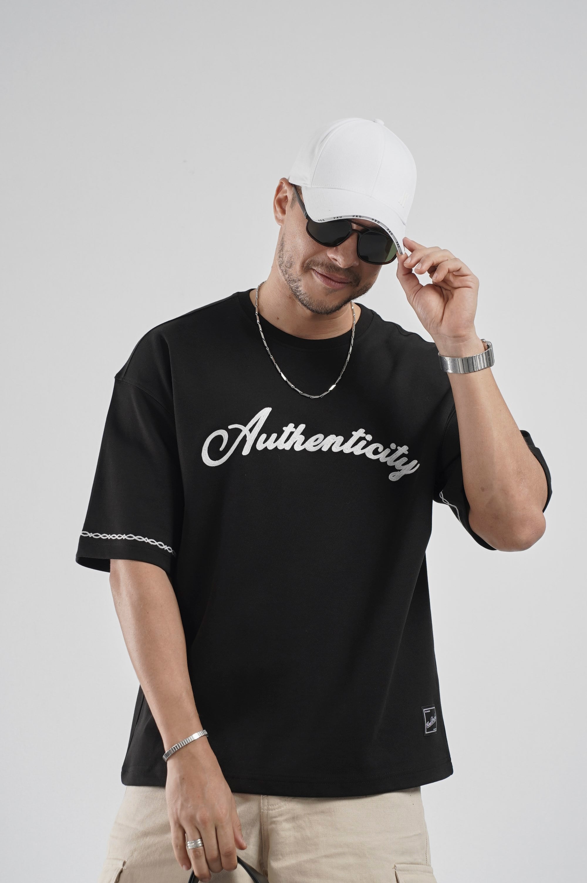 Oversize Kalıp Authenticity Nakış Detaylı Tişört
