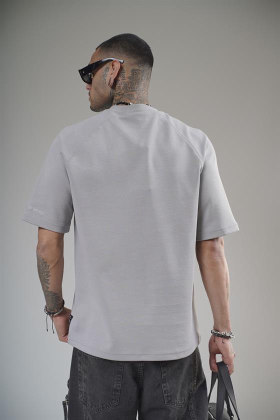 Önü Logolu Nakış Detaylı Reglan Kol Unisex Oversize Kalıp Tişört
