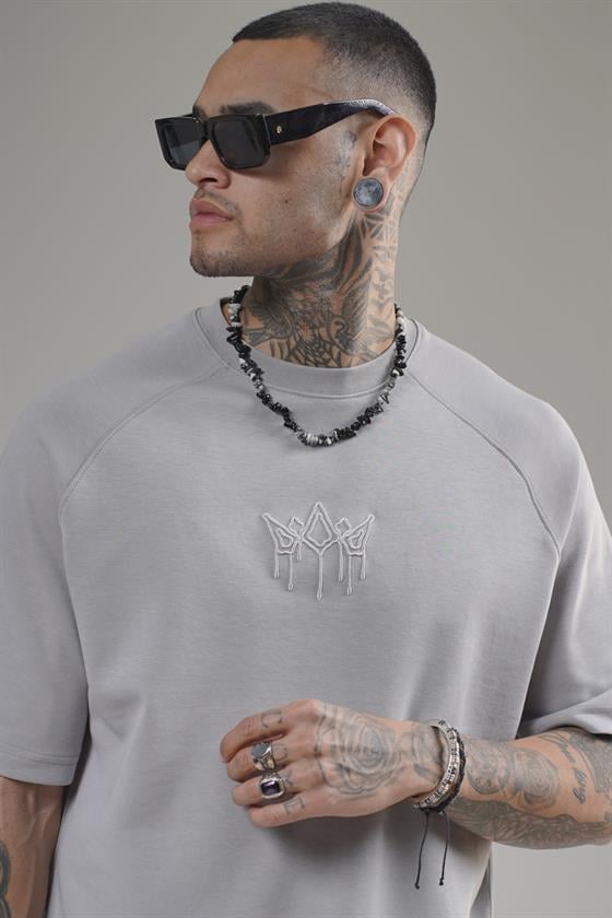 Önü Logolu Nakış Detaylı Reglan Kol Unisex Oversize Kalıp Tişört