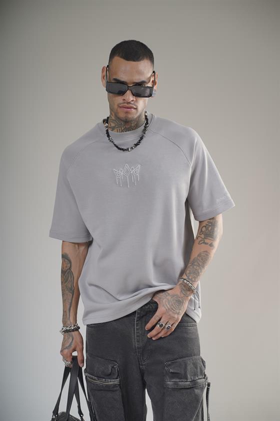Önü Logolu Nakış Detaylı Reglan Kol Unisex Oversize Kalıp Tişört