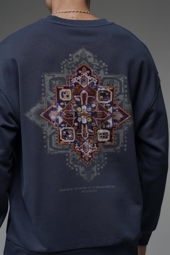 Oversize Kalıp Sırtı Kilim Desenli Erkek Sweatshirt