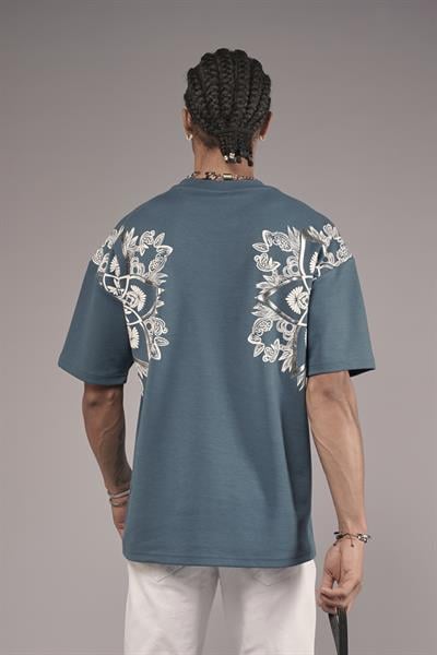 Sırtı Etnik Desenli Baskılı Oversize Kalıp Tişört