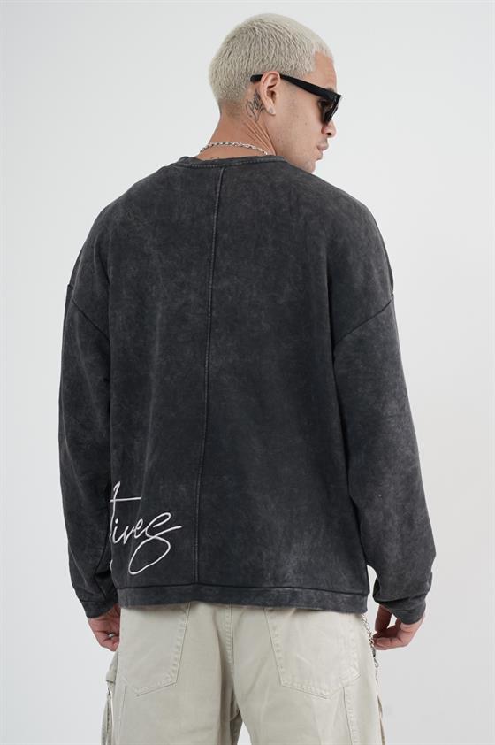 Yıkamalı Oversize Kalıp Nakışlı Sweatshirt
