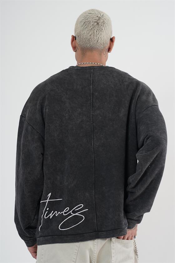 Yıkamalı Oversize Kalıp Nakışlı Sweatshirt