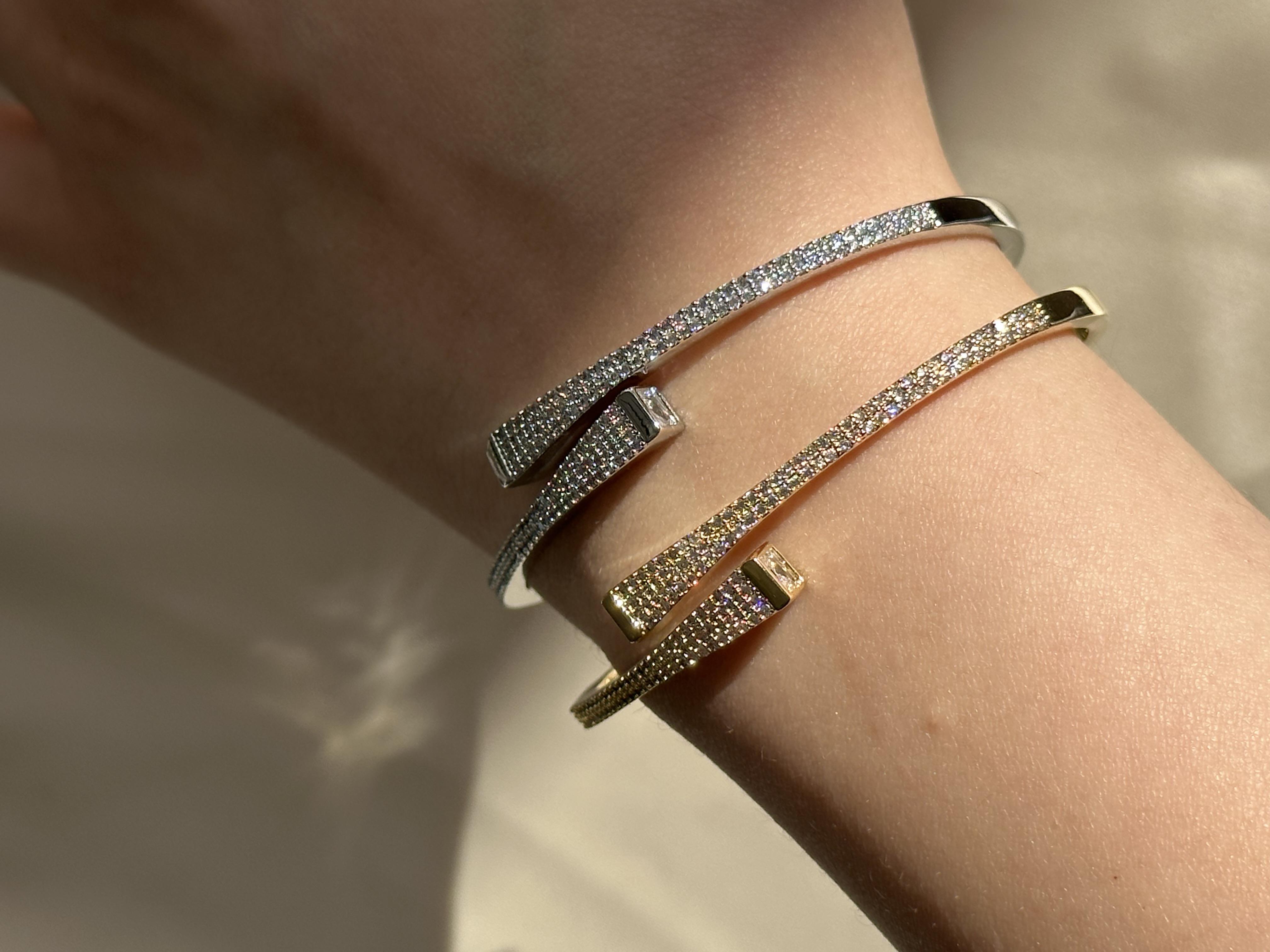 Zirkon Taşlı Sarmal Model Bileklik