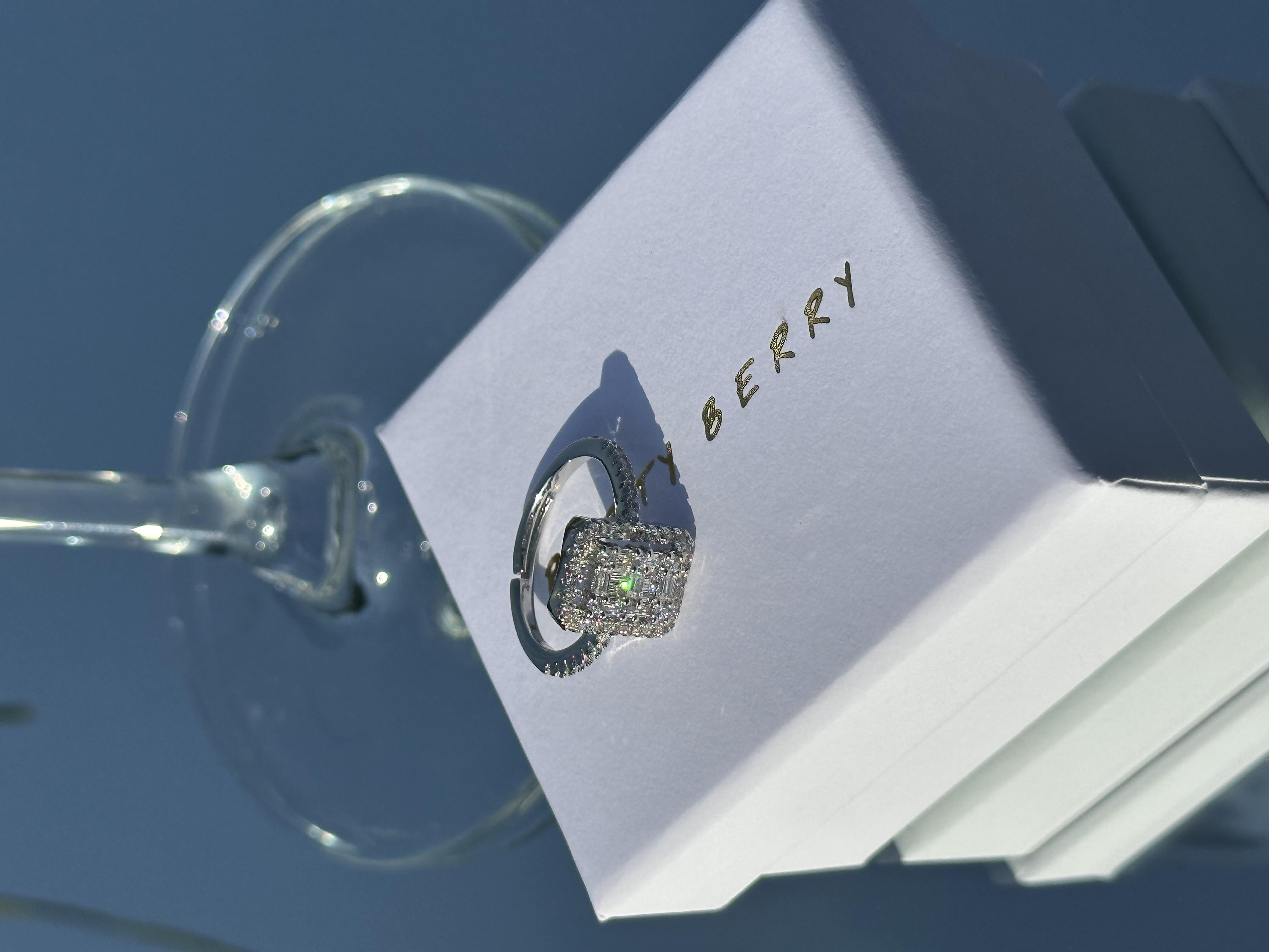 Işıltılı Baget Taşlı Yüzük