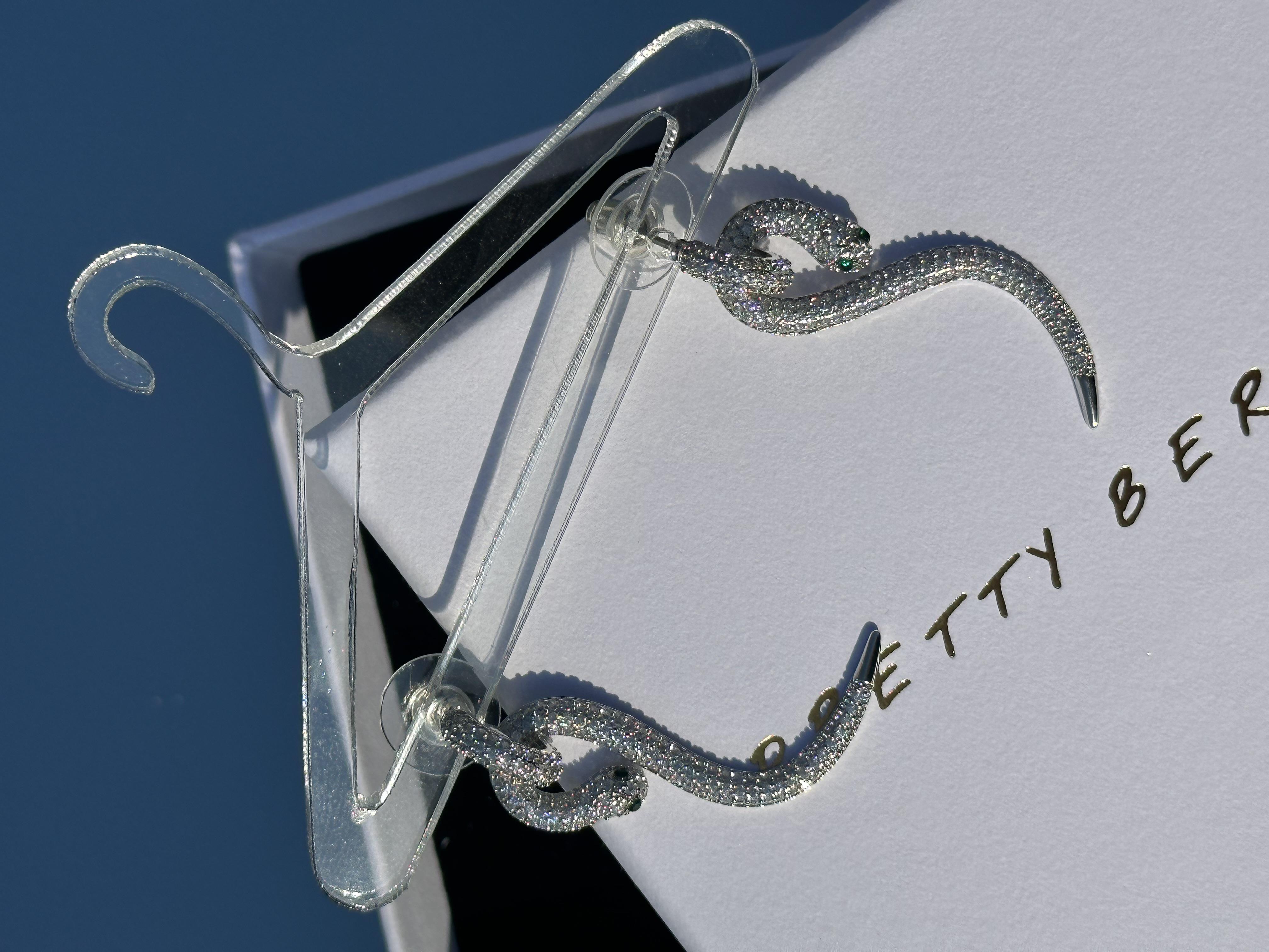 Zirkon Taşlı Yılan Küpe