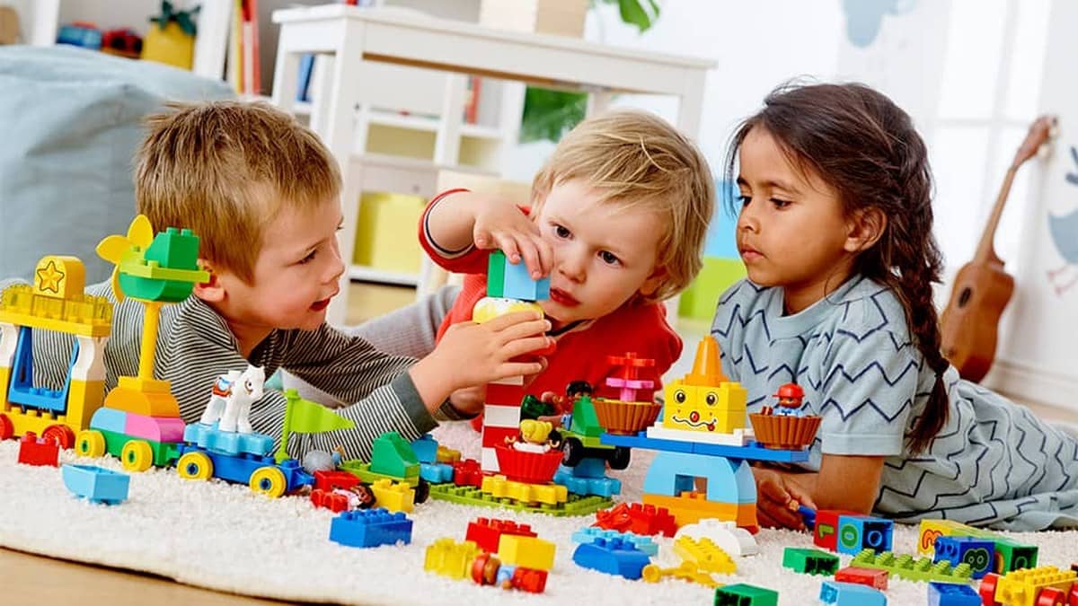 Rol Modeller ve Farklı Hayat Senaryoları: Barbie’nin Meslek Temalı Bebekleri ile Kariyer Seçeneklerini Keşfetmek