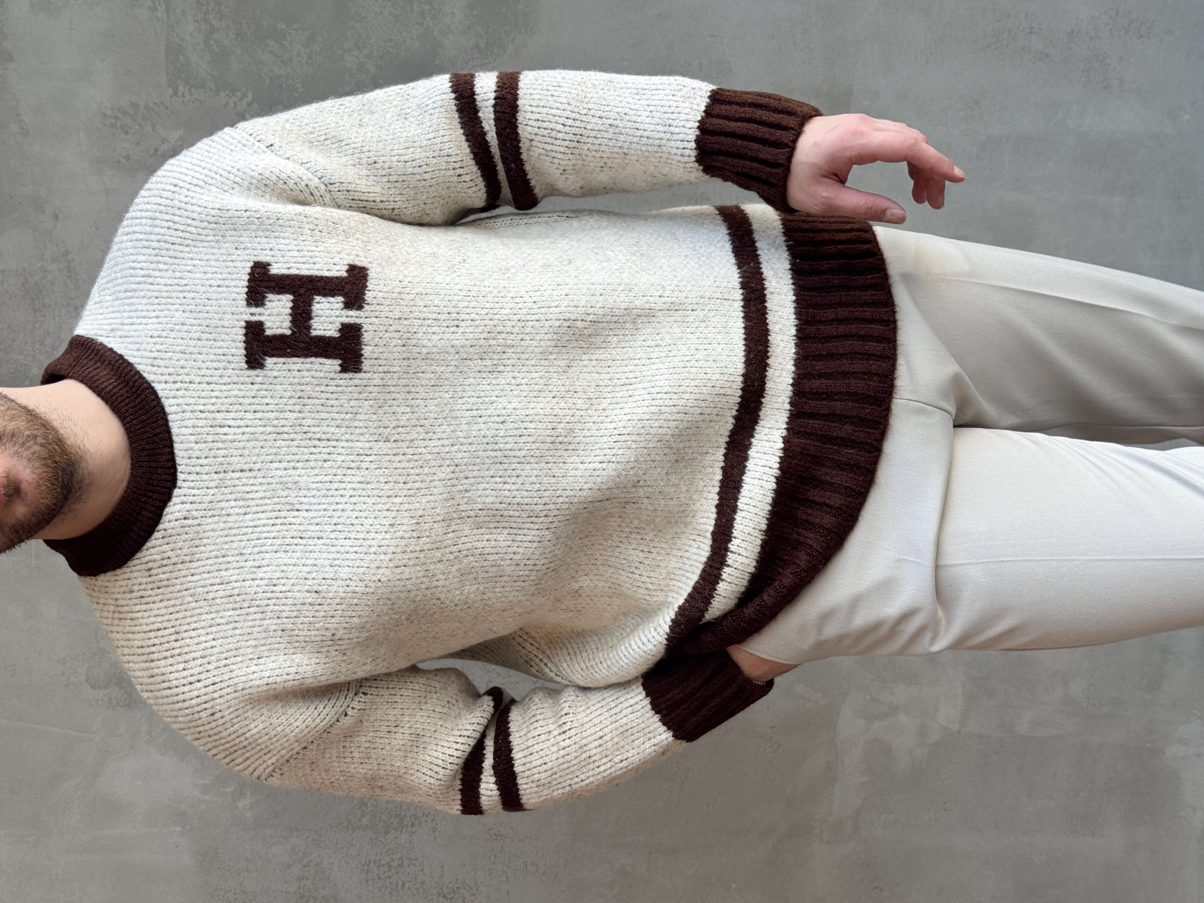Erkek Elit Kalite Oversize Kalıp Bisiklet Yaka Hell Logo detay Triko Kazak-Bej(E1567)