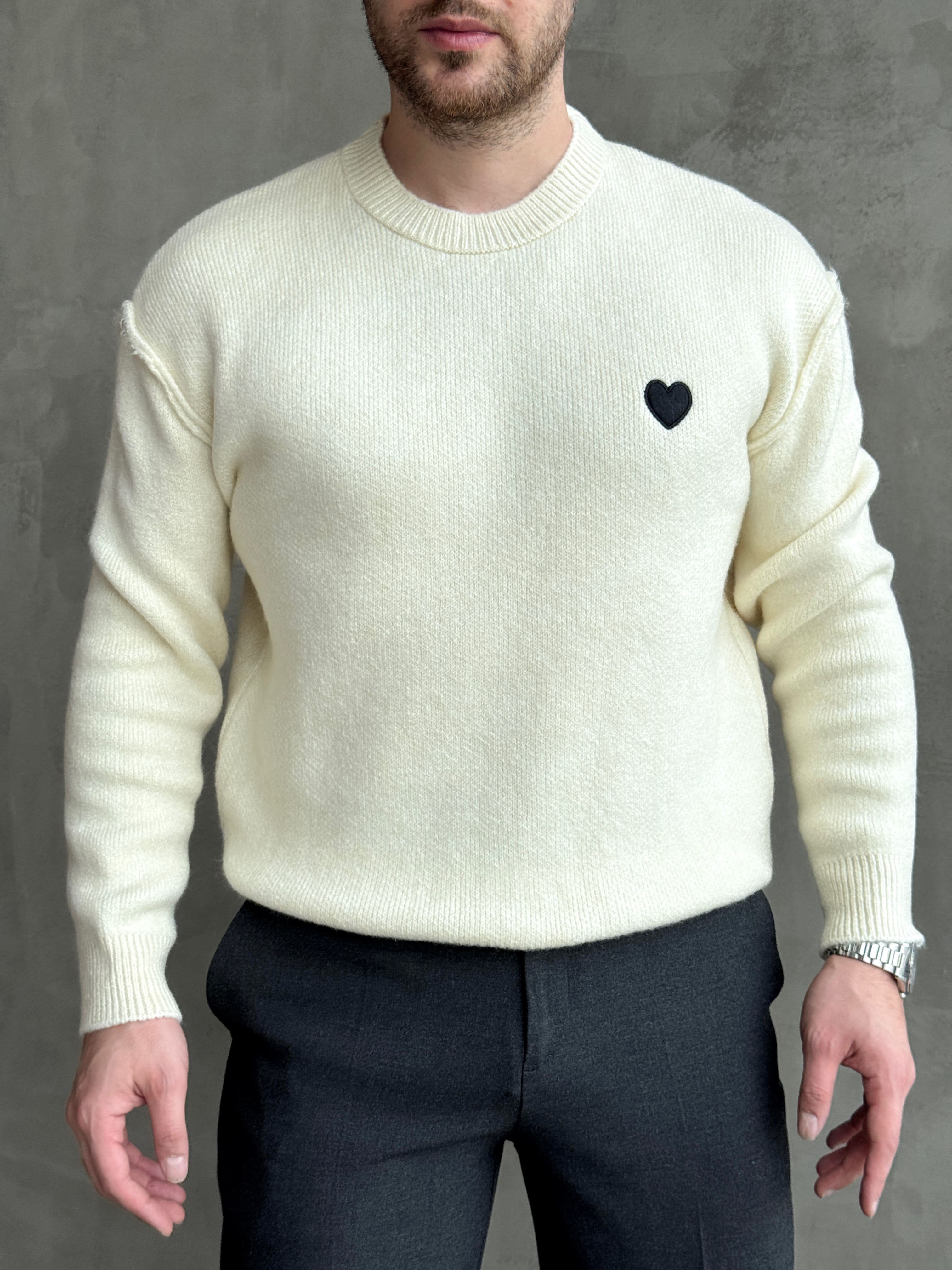 Erkek Trend Model Oversize Kalıp Pis Dikişli Kalp Nakışlı Triko Kazak-Ekru(E1851)