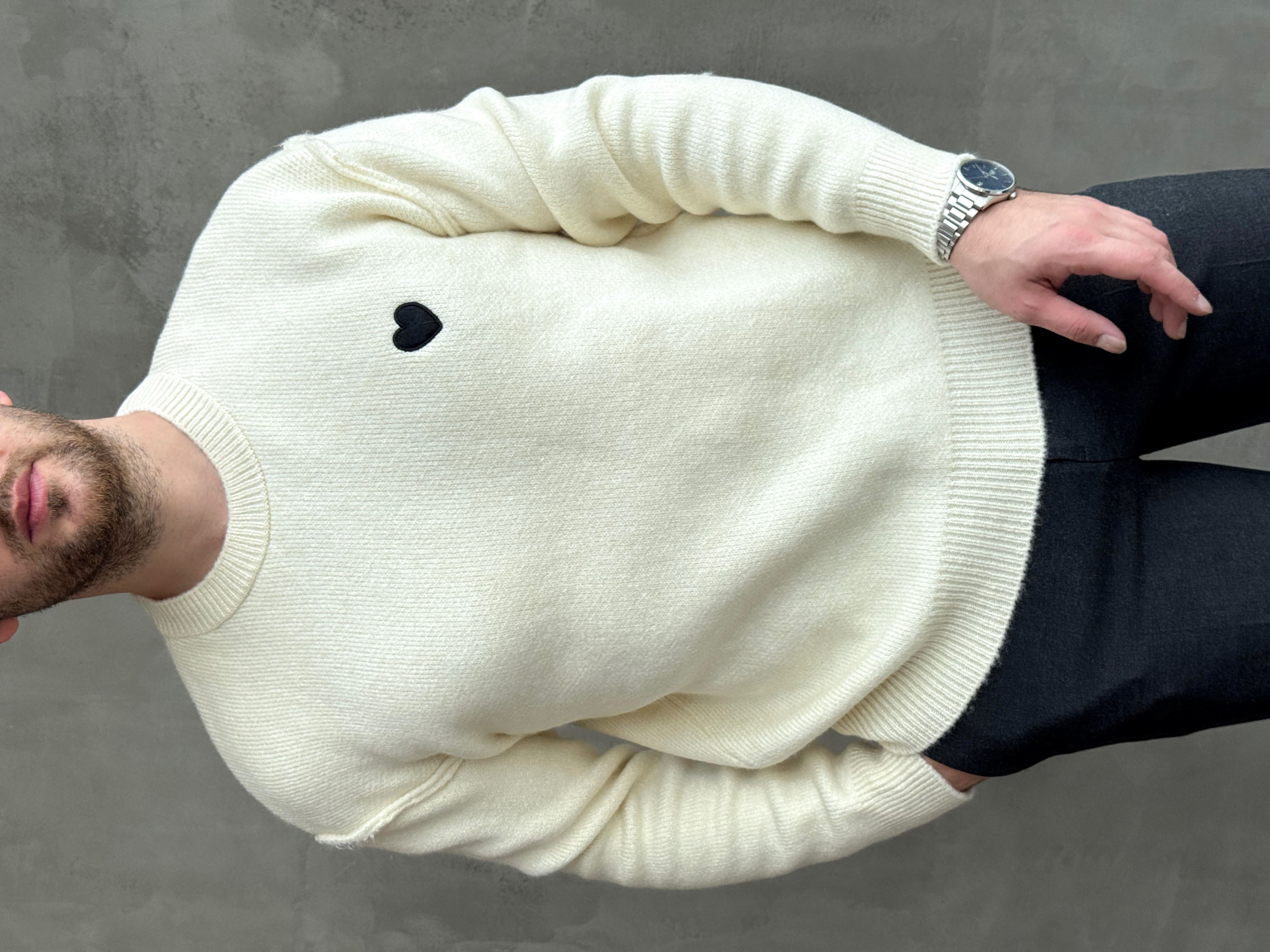 Erkek Trend Model Oversize Kalıp Pis Dikişli Kalp Nakışlı Triko Kazak-Ekru(E1851)