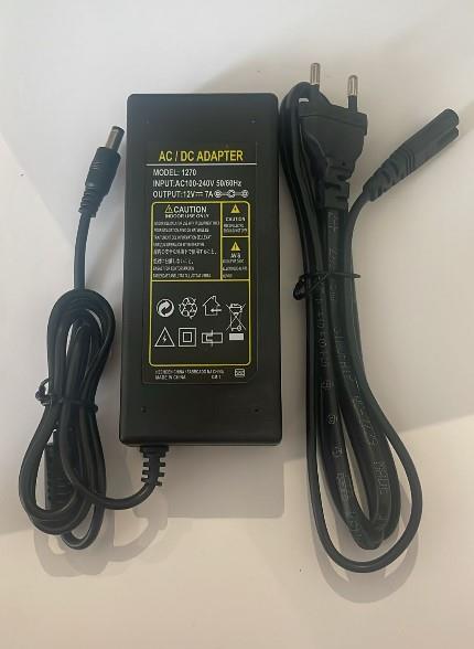 WEKO 12 VOLT - 7 AMPER 5.5*2.5 UÇLU PLASTİK KASA MASAÜSTÜ ADAPTÖR