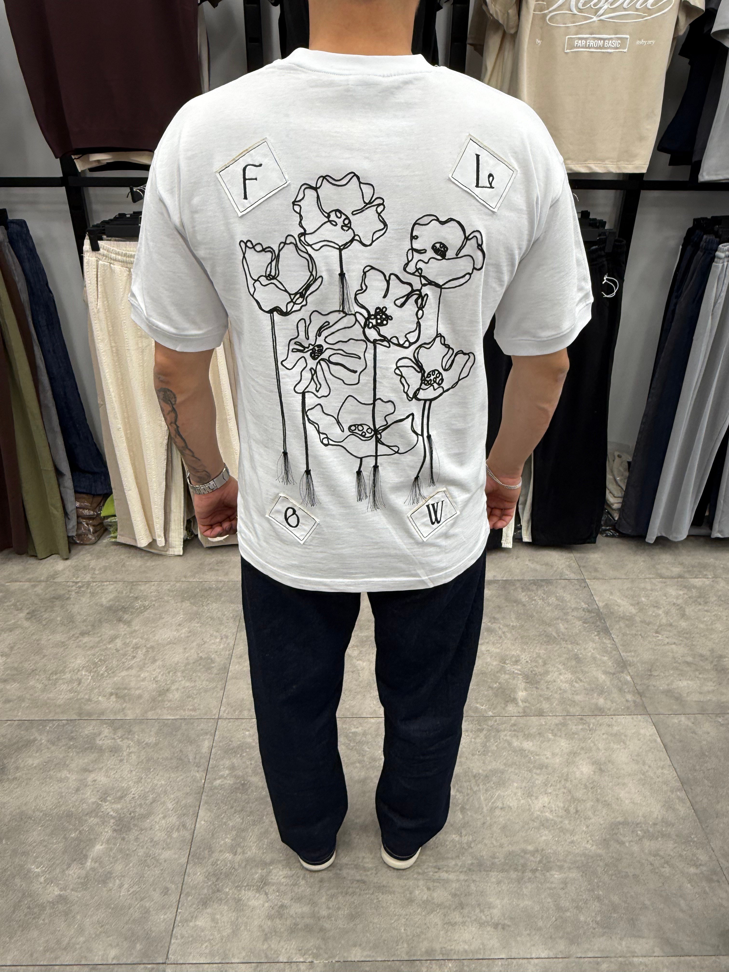 Beyaz Çiçek Desenli Oversize Tshırt