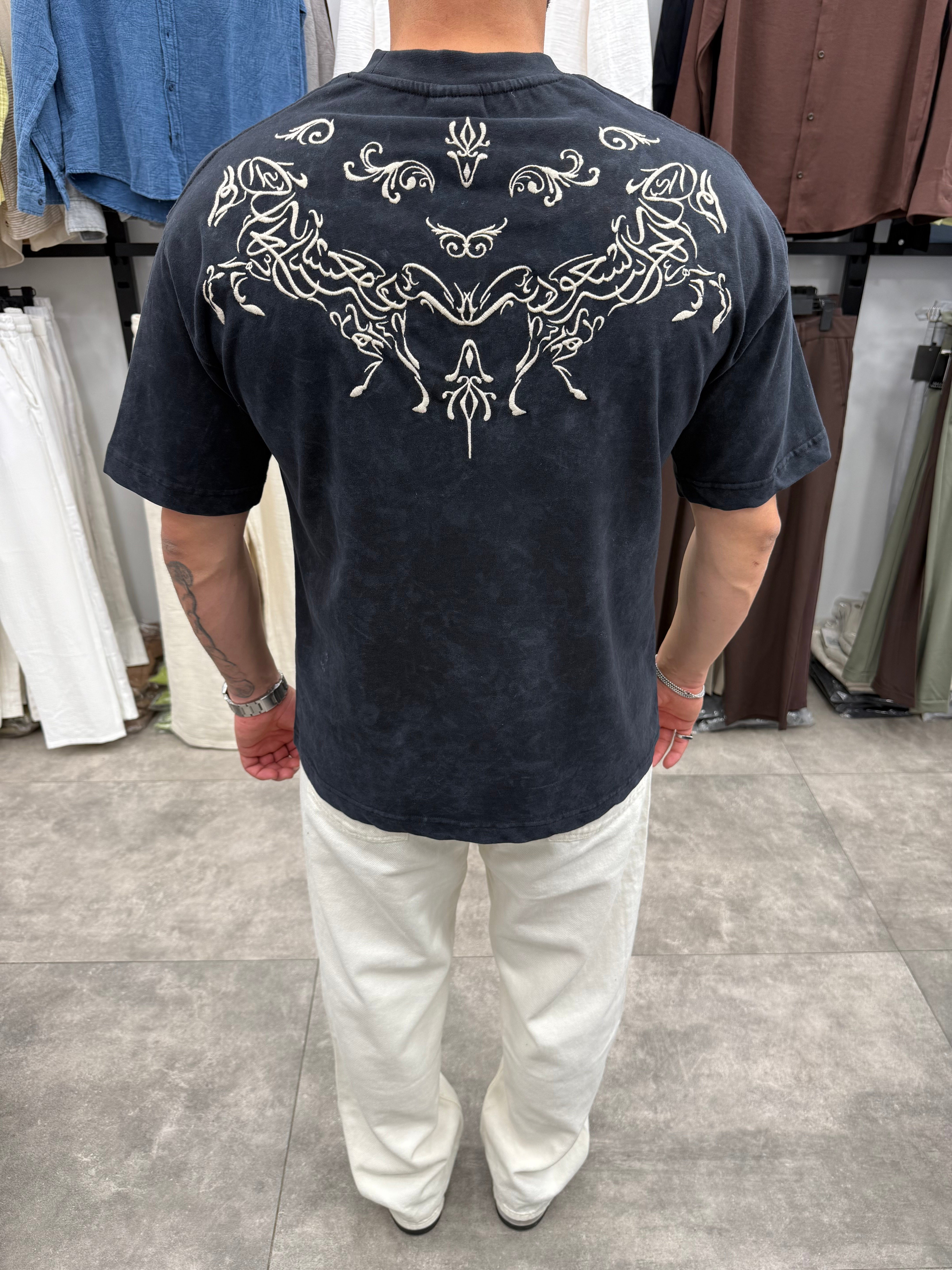 Siyah  At Nakışlı Yıkamalı Oversize Tshirt