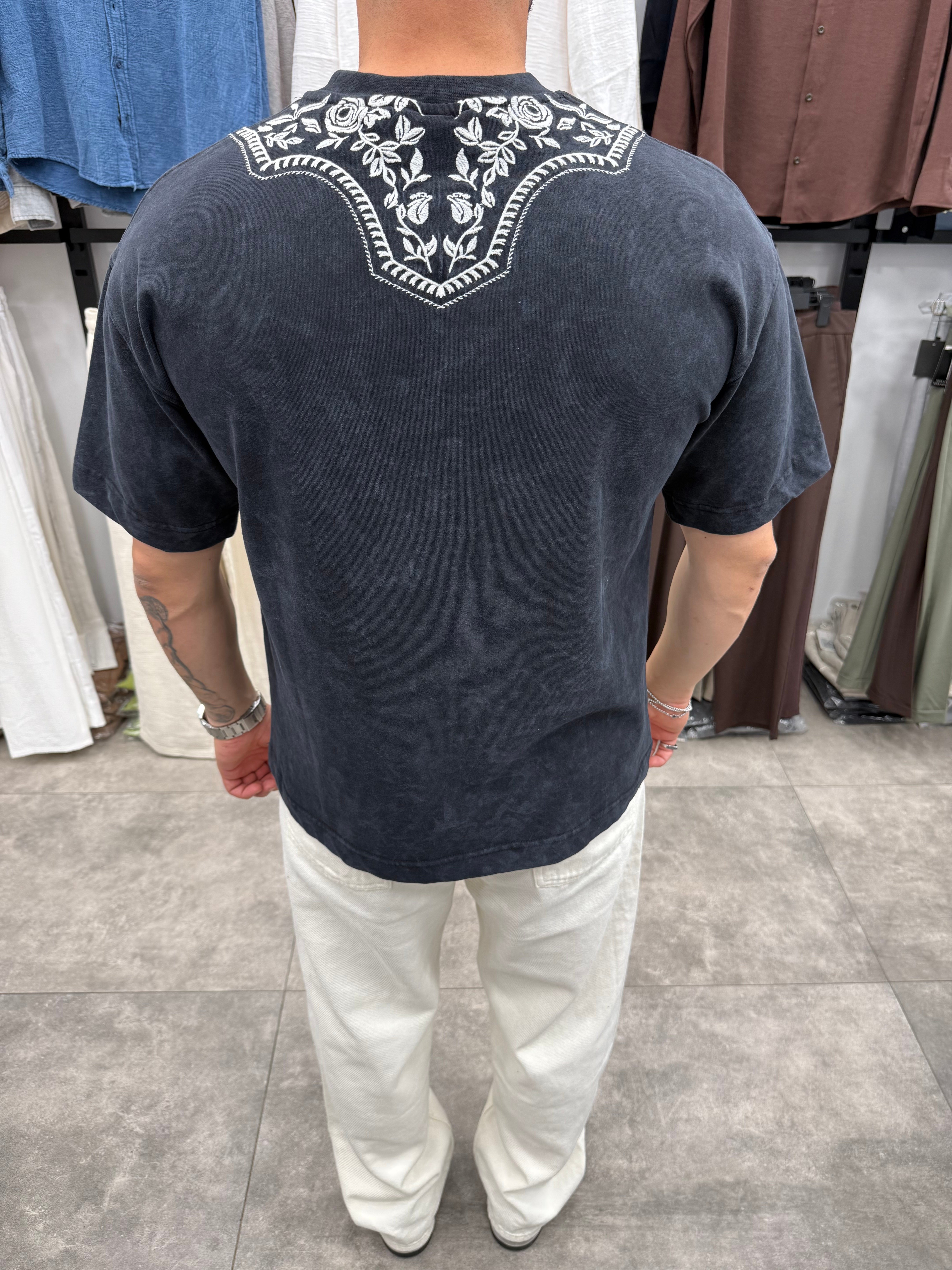Siyah Çiçek Nakışlı Oversize Tshirt