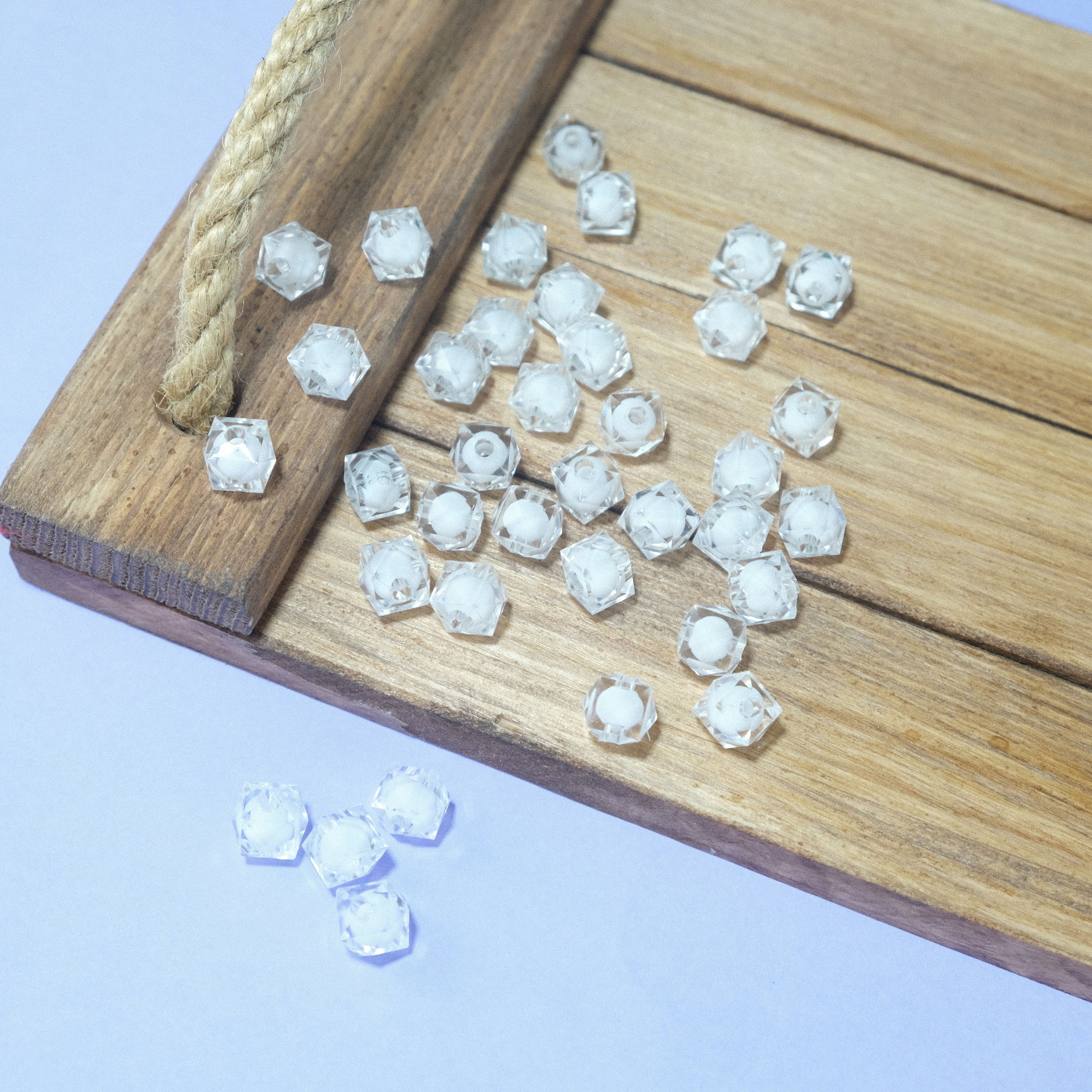 10 MM Beyaz İçi Boncuklu Akrilik Küp Model Kübik Boncuk Takı Çanta Yapım Boncuğu (500gr , ~1100 Adet)