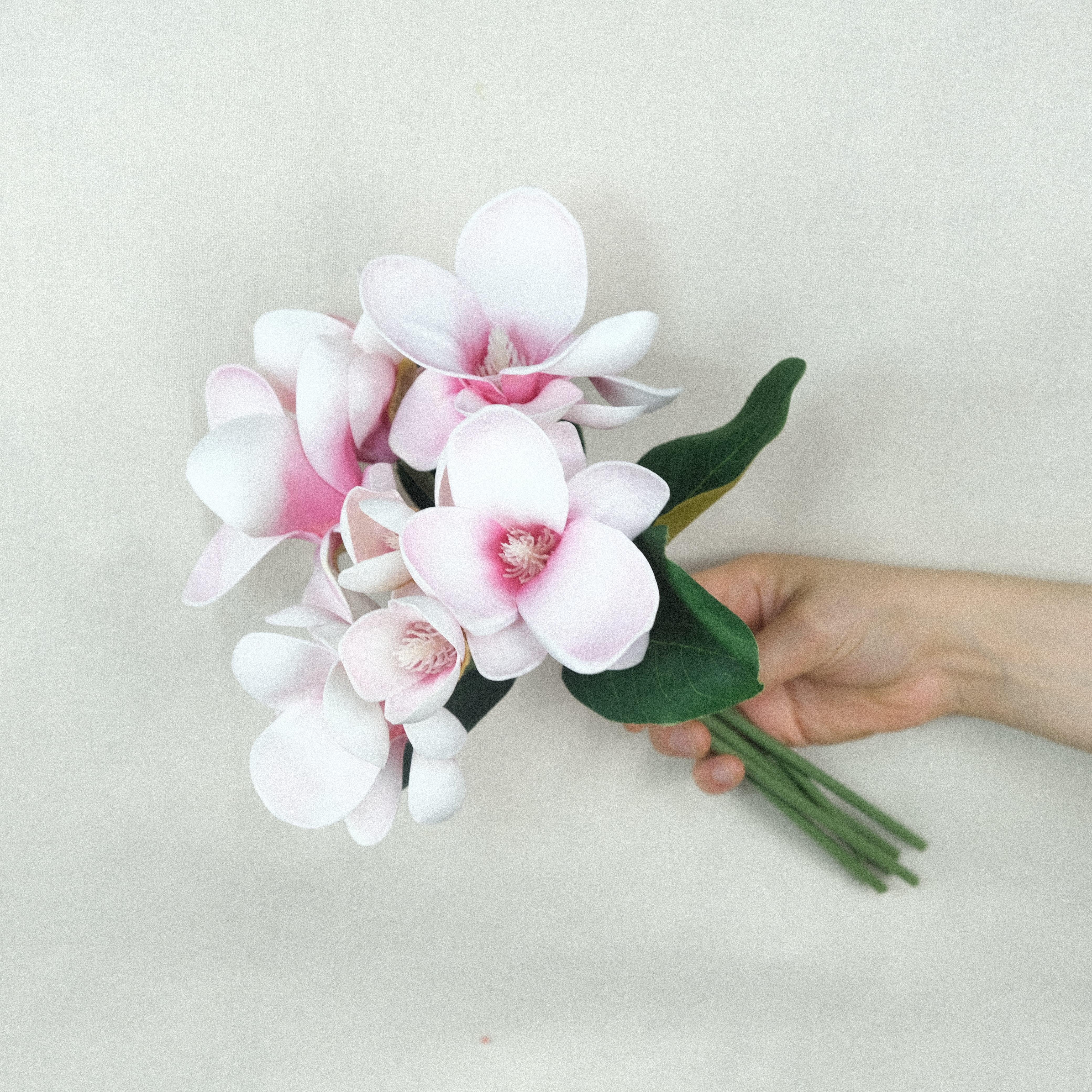 Pembe Damarlı Manolya Çiçeği 7 li Yapay Çiçek Lateks Islak Manolya Çiçek Demeti 33 cm