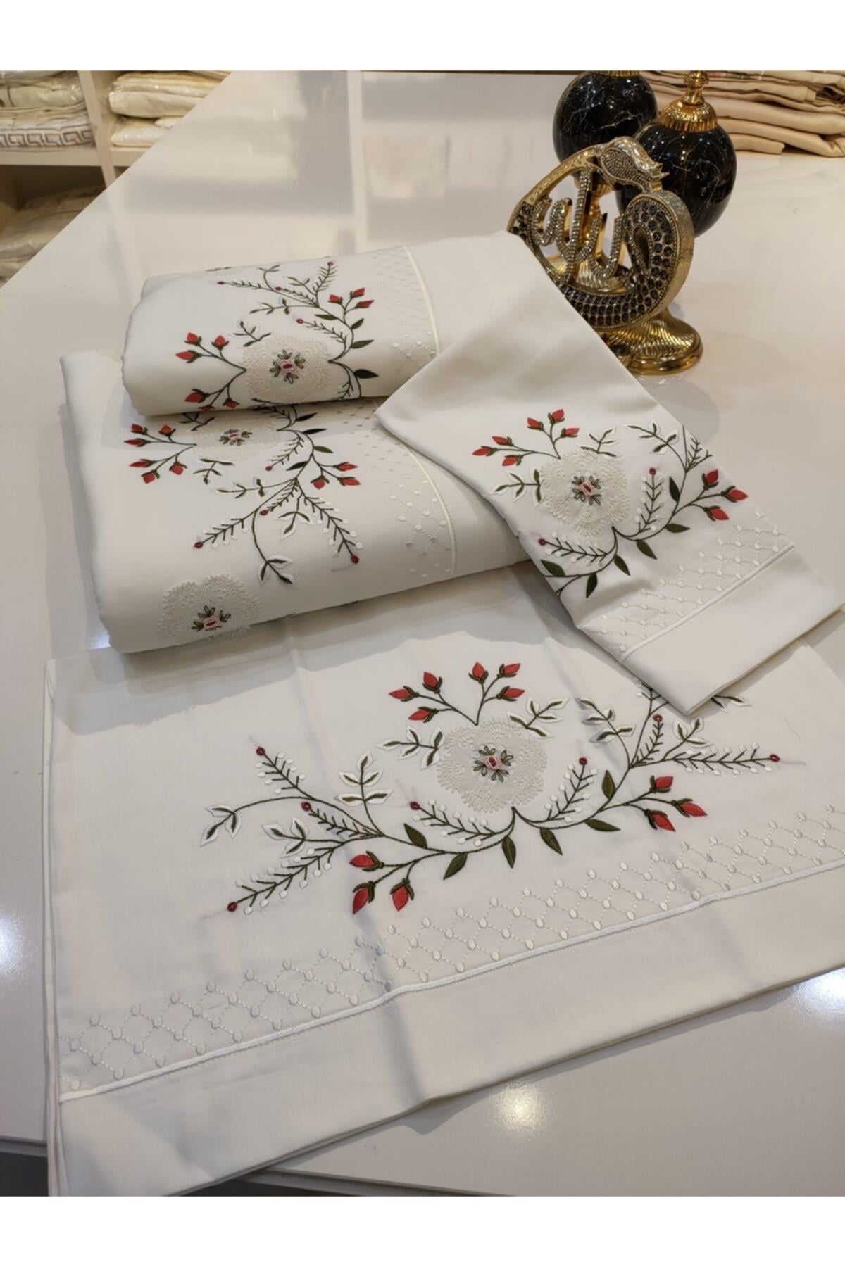 El Işi Iğne Oyalı, Rokokolu, Nakış Işlemeli Pike Ve Nevresim Set 7 Parçadan Oluşmaktadır.
