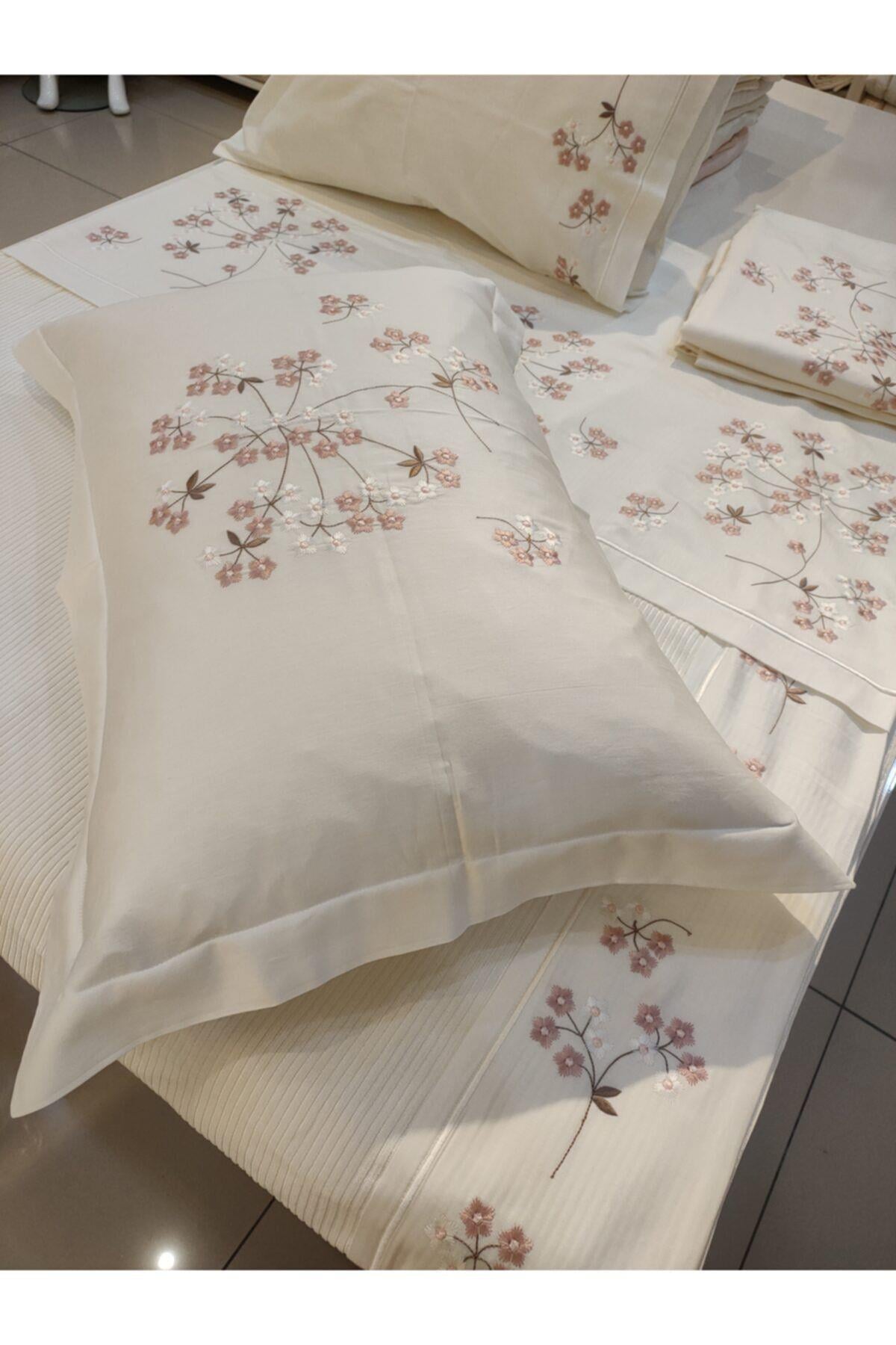 %95 Pamuklu Nakış Işlemeli Pike Ve Nevresim Set 7 Parçadan Oluşmaktadır