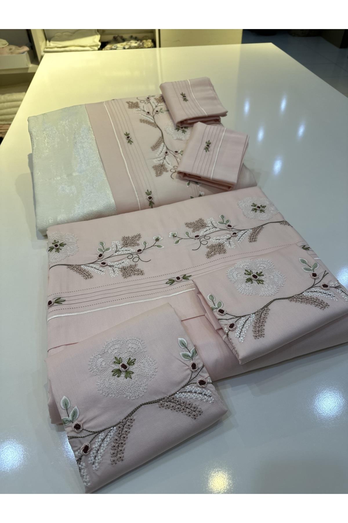 El Işi Iğne Oyalı, Rokokolu, Nakış Işlemeli Pike Ve Nevresim Set 7 Parçadan Oluşmaktadır.