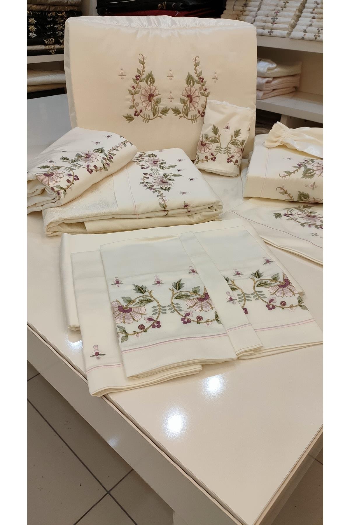 Nakış Işlemeli Pike Ve Nevresim Setimiz 7 Parçadan Oluşmaktadır..,