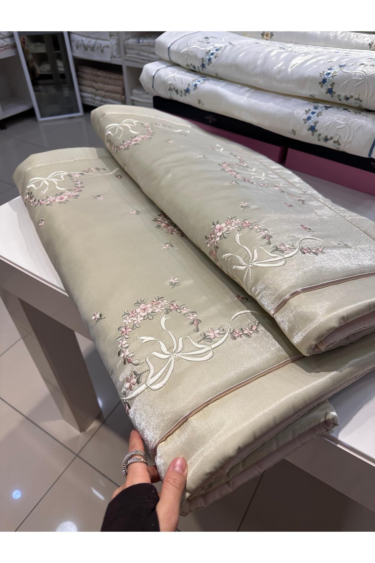 Seccade 1 Adet Nakış Işlemeli Elyaflı Ipek Saten Seccade