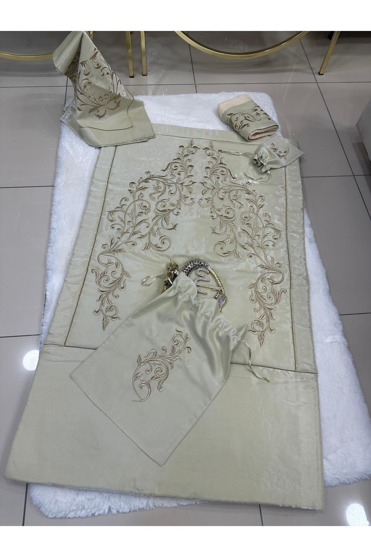 Seccade Maraş İşi Nakış İşlemeli İpek Saten Elyaflı Seccdade Seti 5 Parçadan Olumakadır..