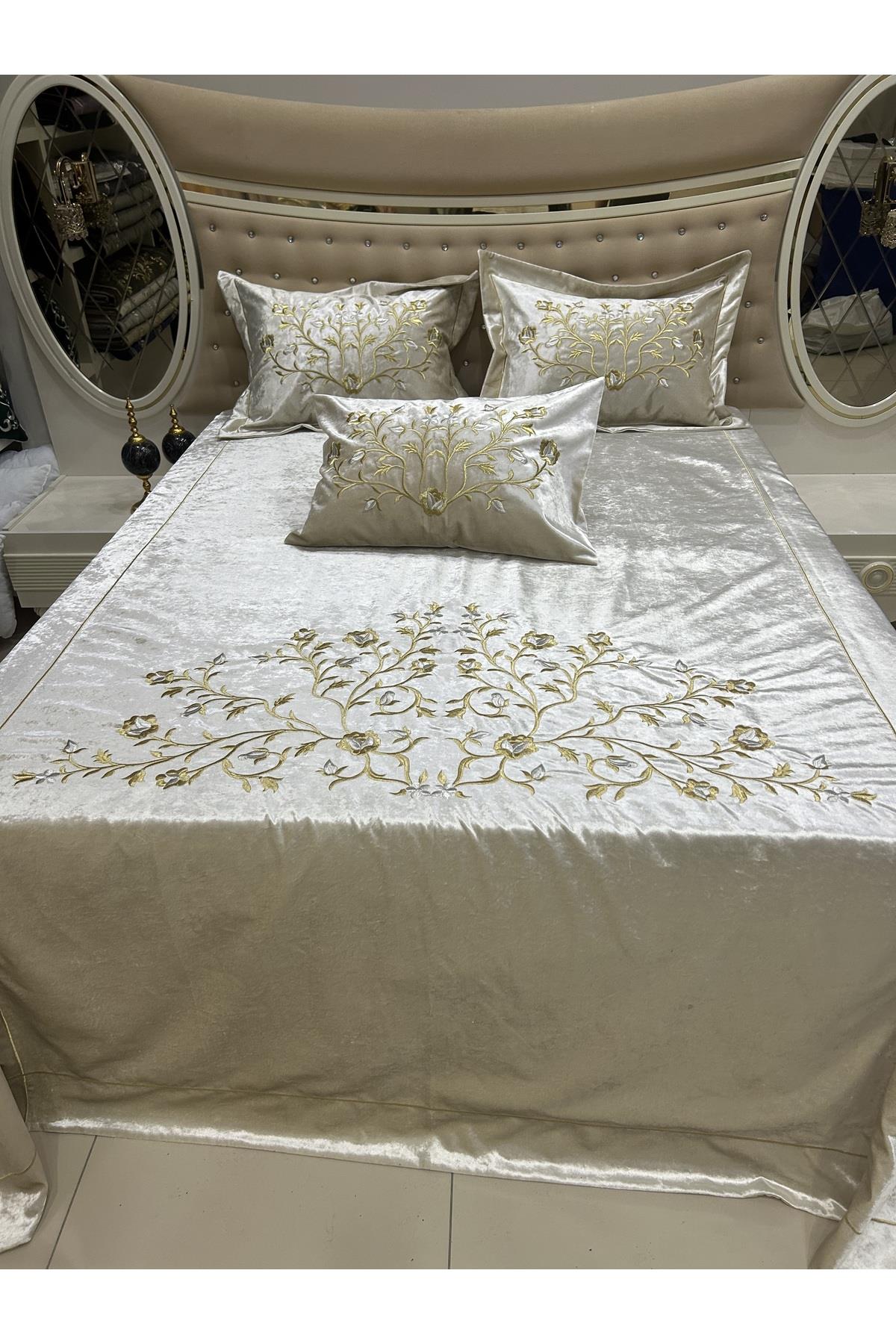 Yatak Örtüsü, Gold İşlemeli İpek Kadife Yatak Örtüsü 4 Parçadan Oluşmaktadır