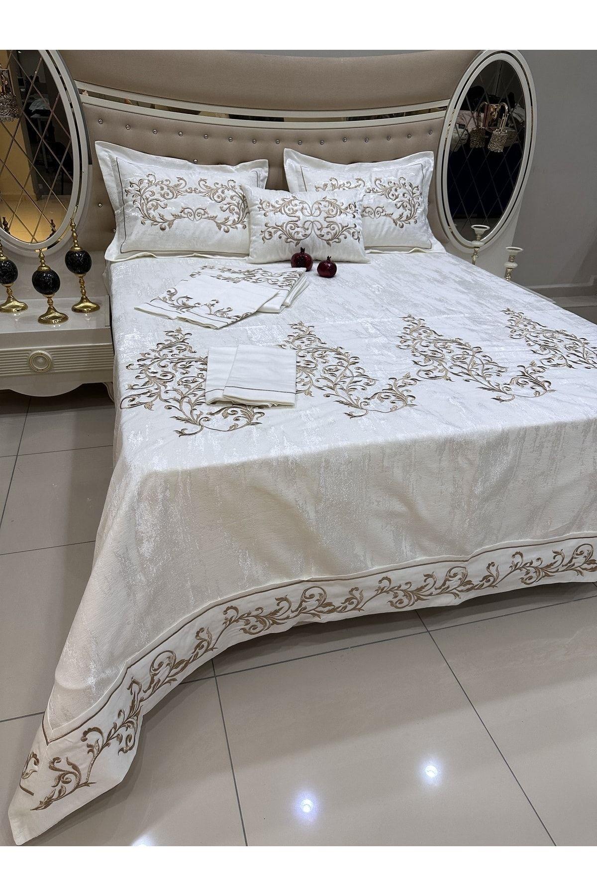 Yatak Örtüsü ve Nevresim set 10 parçadan oluşmaktadır