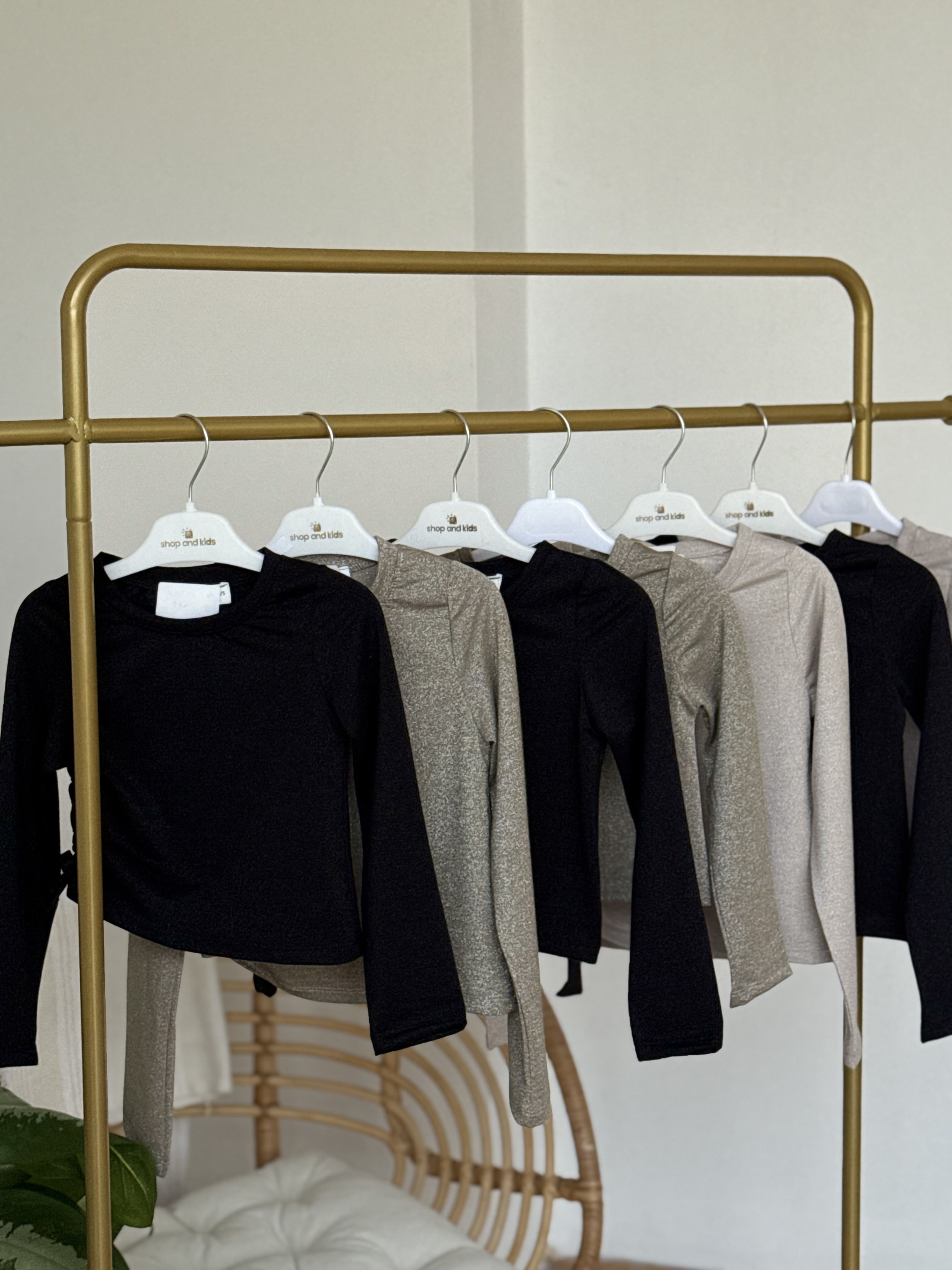 Simli Büzgü Detay Bluz - Siyah (4-12 yaş aralığı)