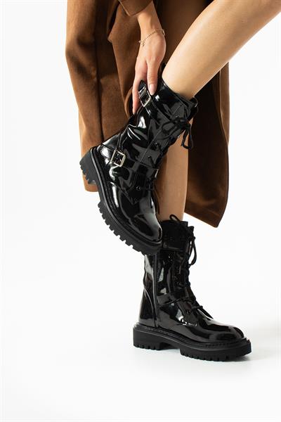 Karmen Bağcık Ve Toka Detaylı Siyah Rugan Bayan Bot