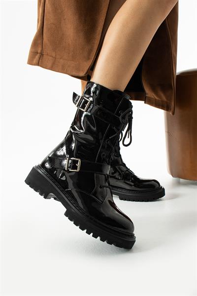 Karmen Bağcık Ve Toka Detaylı Siyah Rugan Bayan Bot