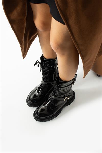 Karmen Bağcık Ve Toka Detaylı Siyah Rugan Bayan Bot