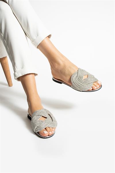 LENORA PARILTILI TAŞ ŞIKLIĞI YAKALAYAN BAYAN TERLİK SANDALET-GÜMÜŞ