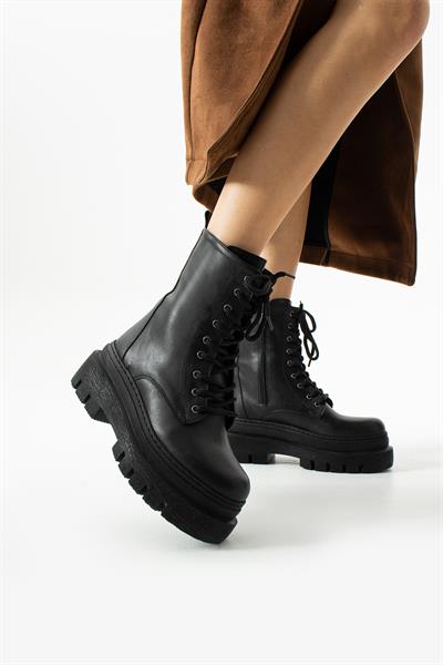 Maria Bağcık Ve Fermuar Detaylı Kaymaz Taban Siyah Cilt Bayan Bot