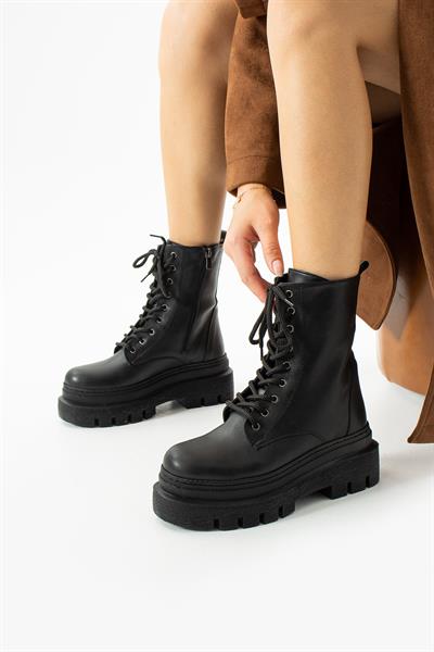 Maria Bağcık Ve Fermuar Detaylı Kaymaz Taban Siyah Cilt Bayan Bot